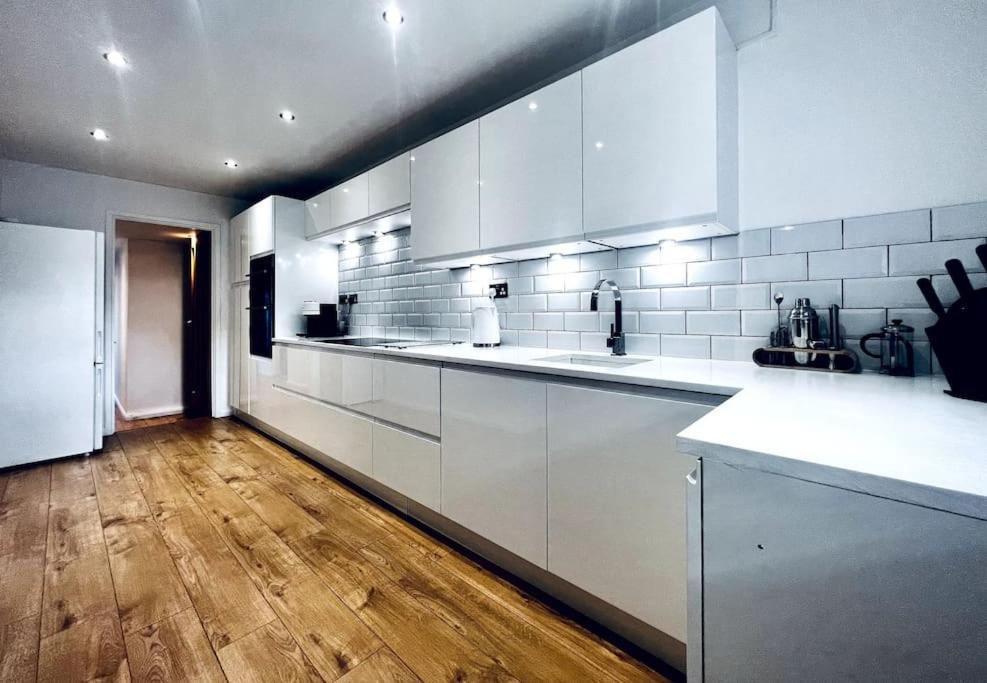 Entire Modern House In Tamworth - 2 Double Beds + Free Parking别墅 外观 照片