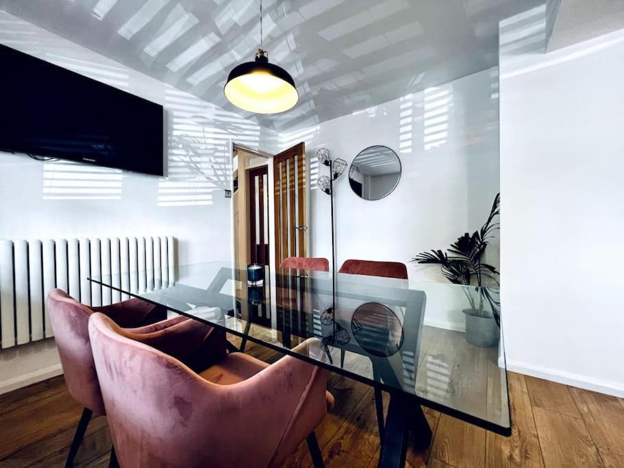 Entire Modern House In Tamworth - 2 Double Beds + Free Parking别墅 外观 照片