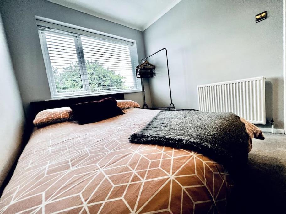 Entire Modern House In Tamworth - 2 Double Beds + Free Parking别墅 外观 照片