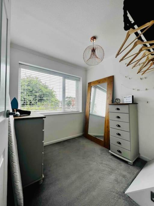 Entire Modern House In Tamworth - 2 Double Beds + Free Parking别墅 外观 照片