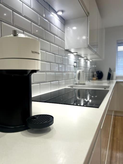 Entire Modern House In Tamworth - 2 Double Beds + Free Parking别墅 外观 照片